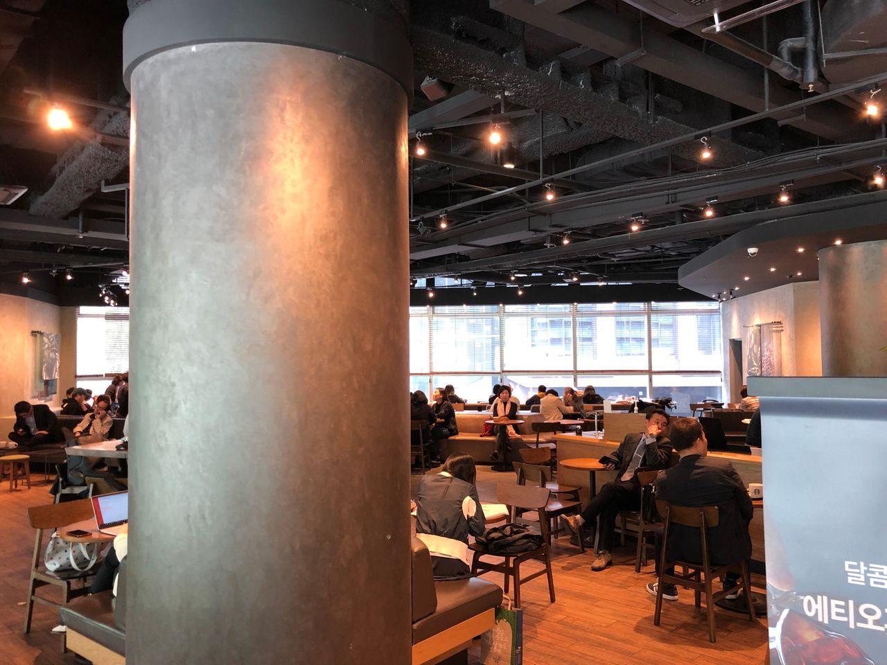 星巴克The鐘路店內的飲品展示區，設計時尚。